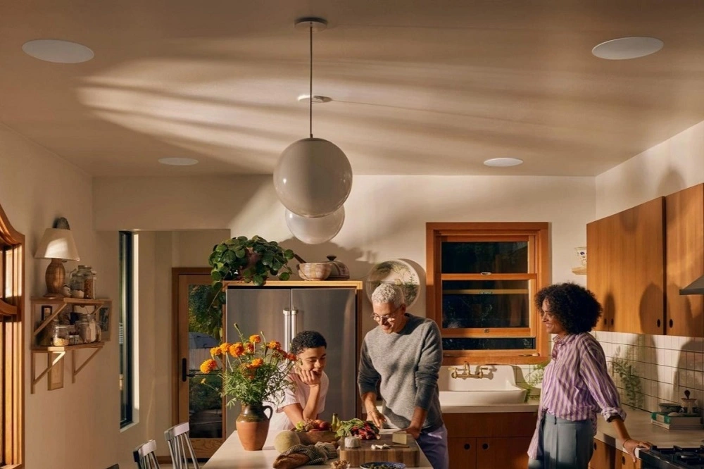 راهنمای کامل سیستم صوتی خانه هوشمند؛ از انتخاب اسپیکر سقفی تا کنترل با موبایل